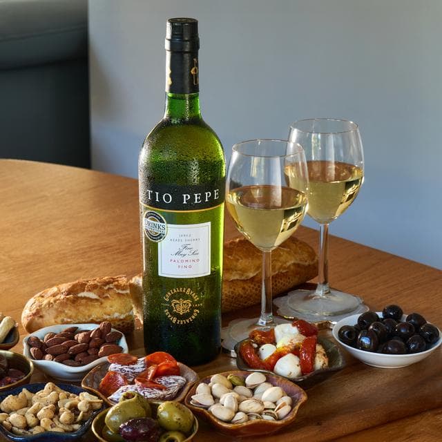Gonzalez Byass Tio Pepe Fino Sherry 75cl - gallery image 2