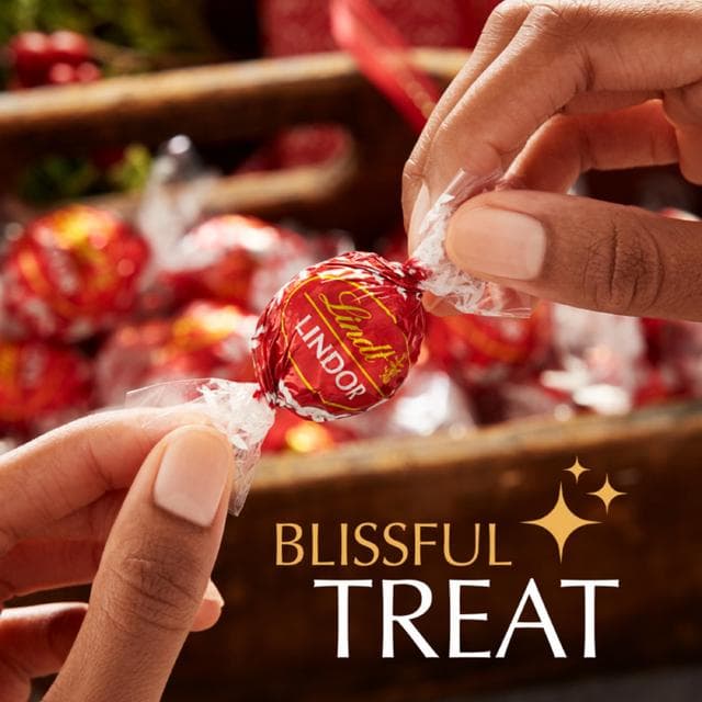 Lindt Lindor Milk Chocolate Truffles Treat Box 37g - gallery image 5