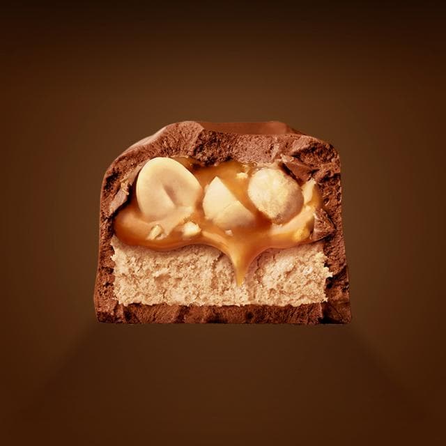 Snickers 4 x 40g Caramel, Nougat, Peanuts & Milk Multipack Chocolate Snack Bars - gallery image 2