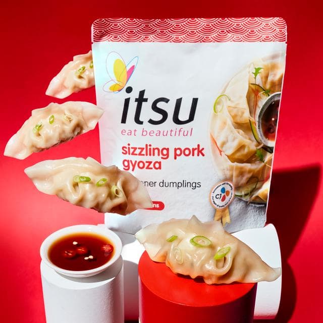 itsu 12 x Sizzling Pork Gyoza Dinner Dumplings 240g - gallery image 2