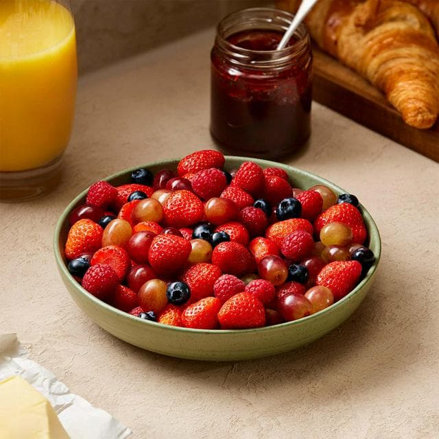 Sainsbury's 900g Mixed Berries Sharing Selection - gallery image 1