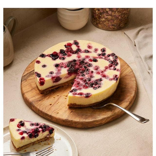 Sainsbury's 950g Party Size White Chocolate & Berry Cheesecake - gallery image 1