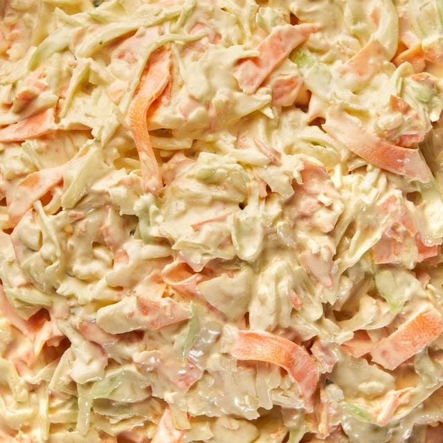 Sainsbury's Luxury Coleslaw Bowl, Taste the Difference 920g - gallery image 2