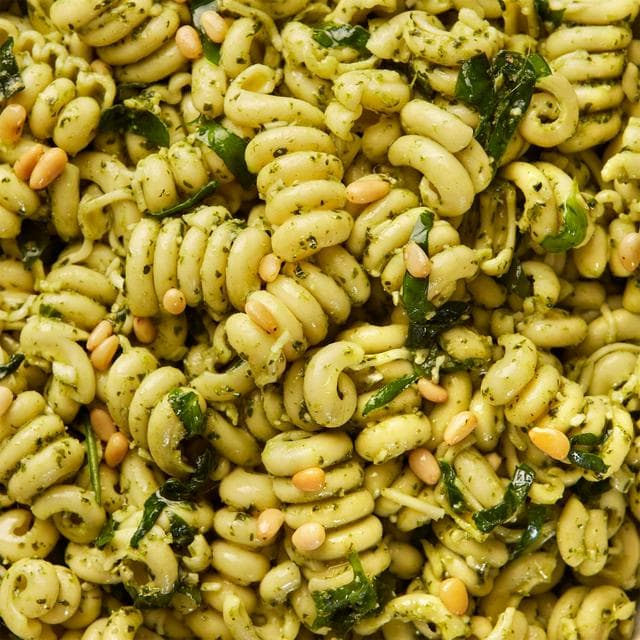 Sainsbury's Pesto & Parmesan Pasta Bowl, Taste the Difference 650g - gallery image 2