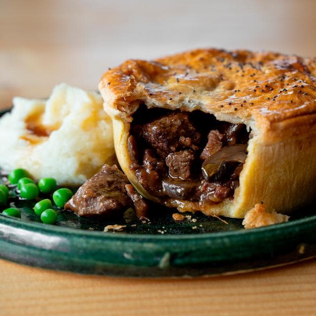 Higgidy Slow Cooked Steak, Red Wine & Bacon Pie 200g - gallery image 2