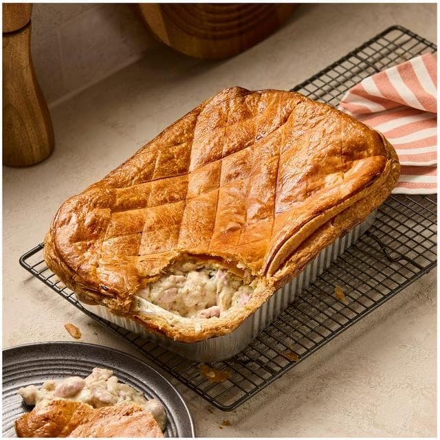 Sainsbury's 1.55kg Extra Large Chicken, Leek & Smoked Ham Hock Pie, Taste the Difference - gallery image 1