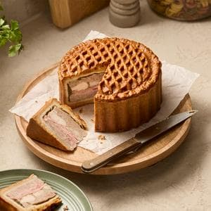 Sainsbury's 1.3kg Party Size Pork, Chicken & Wiltshire Cured Ham Pie, Taste the Difference