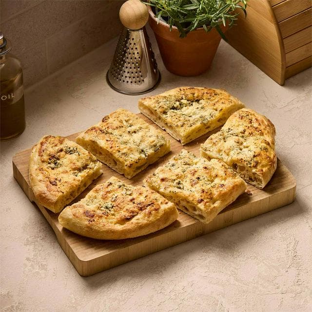 Sainsbury's 460g Party Size Garlic Butter & Pecorino Focaccia, Taste the Difference - gallery image 1