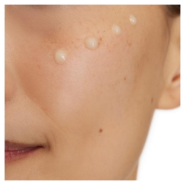 CeraVe Skin Renewing 10% Pure Vitamin C Serum for Fine Lines & Texture 30ml - gallery image 4