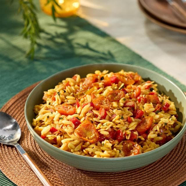 Sainsbury's Orzo & Sun Blush Tomato Salad, Taste the Difference 800g - gallery image 1