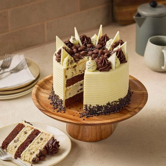 Sainsbury's 1.8kg Cookies & Cream Cake, Taste the Difference - gallery image 2