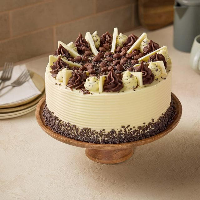 Sainsbury's 3.3kg Extra Large Cookies & Cream Celebration Cake - gallery image 1