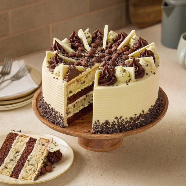 Sainsbury's 3.3kg Extra Large Cookies & Cream Celebration Cake - gallery image 2