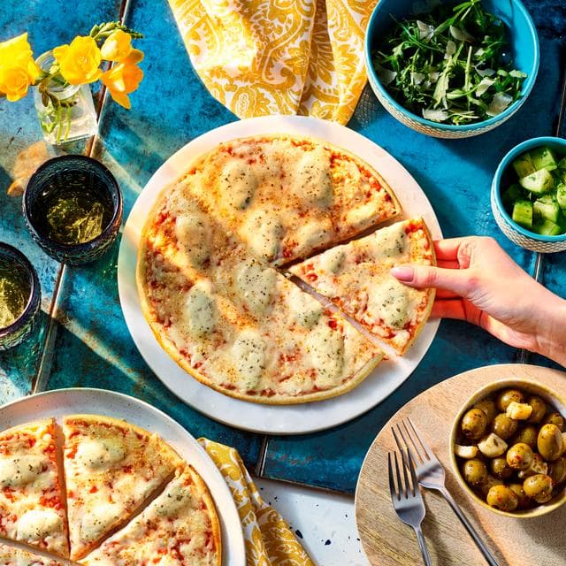 Dr. Oetker 340g Ristorante Quattro Formaggi Cheese Pizza - gallery image 2