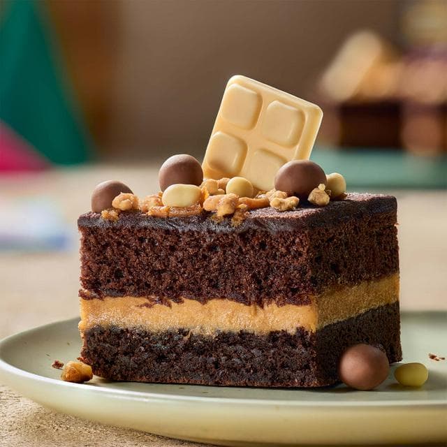 Sainsbury's Occasions Fully Loaded Chocolate Brownie Traybake, Taste the Difference 1.63kg - gallery image 2