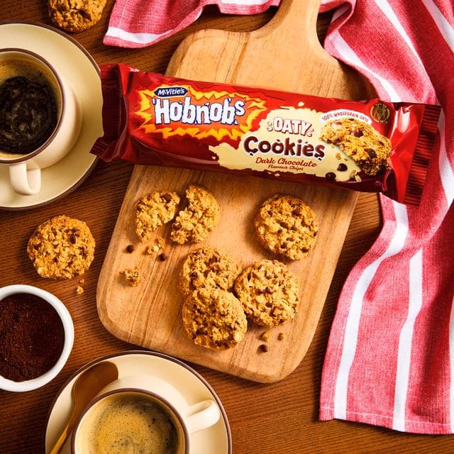 McVitie's Hobnobs Dark Chocolate Flavour Chips Oaty Cookies 155g - gallery image 2