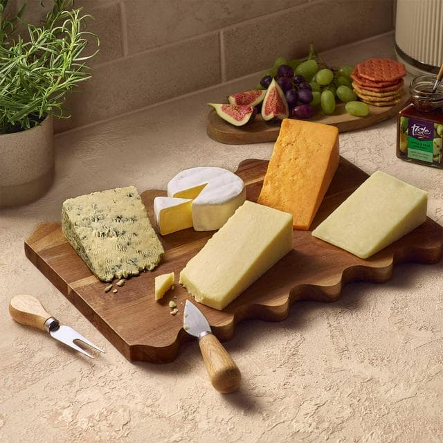 Sainsbury's British Cheeseboard Selection, Taste the Difference 950g - gallery image 1