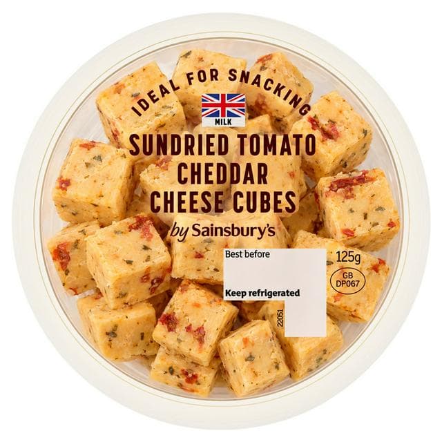 Sainsbury's 125g Sundried Tomato & Basil Snacking Cheddar Cheese Cubes - gallery image 1
