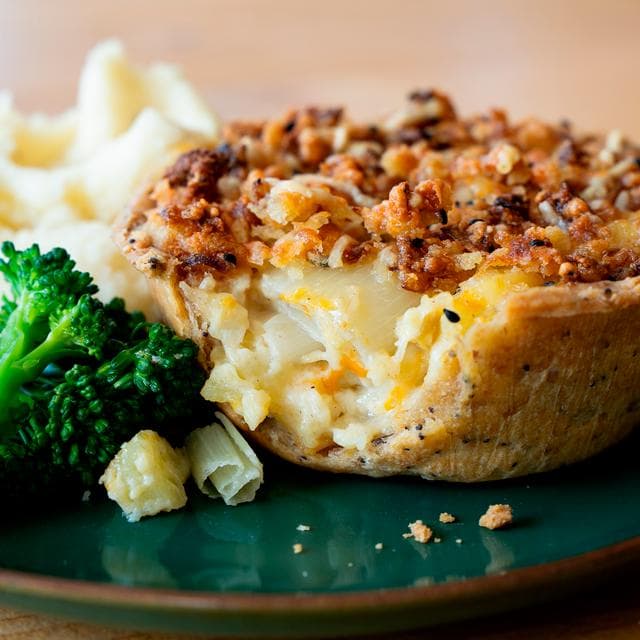 Higgidy 200g Barber's Vintage Cheddar, Potato & Leek Pie - gallery image 2