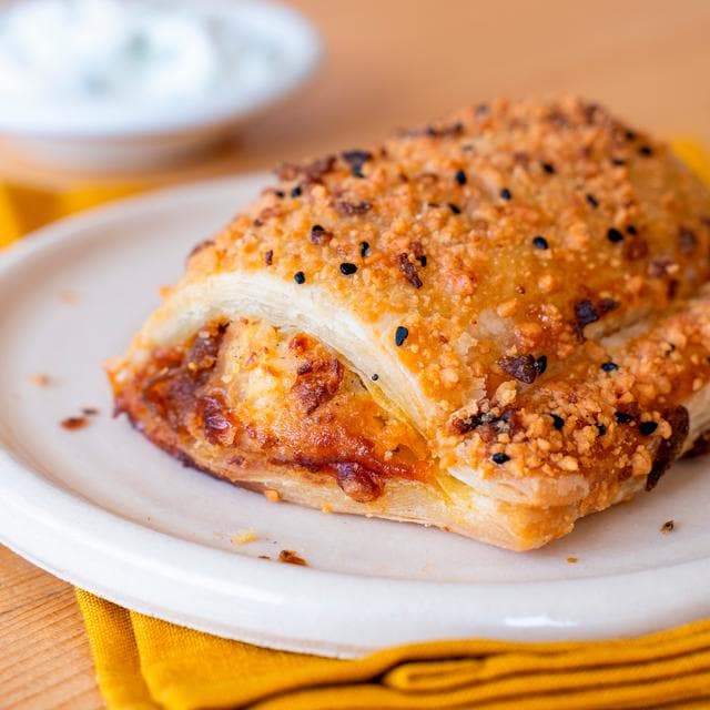 Higgidy 130g Extra Mature Cheddar & Caramelised Onion Chutney Roll - gallery image 2